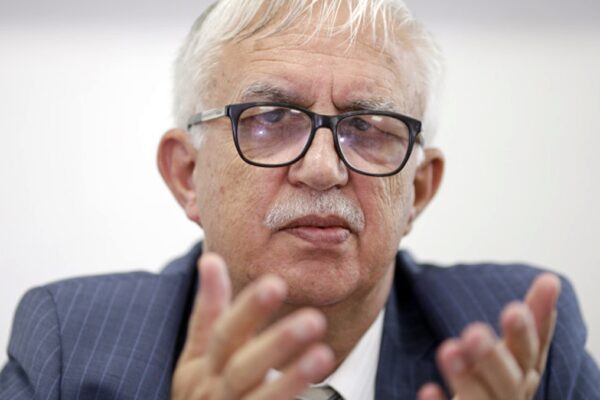 Cu două pensii speciale la purtător, Zegrean le dă românilor lecții de constituționalitate. Are explicații pentru orice