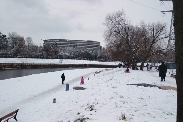 FOTO-REPORTAJ: Malul Someșului s-a transformat într-un adevărat paradis al iernii. A devenit locul ideal pentru săniuș