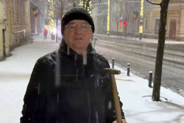 Boc o da iar în populisme ieftine. A ieșit cu lopata să curețe trotuarul din fața Primăriei