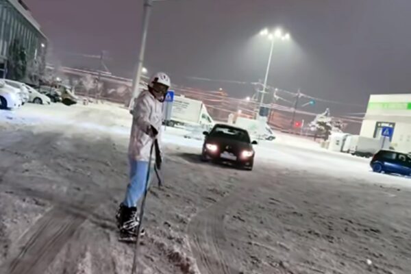 Cum se distrează clujenii: fac snowboarding în parcarea unui mare supermarket din oraș